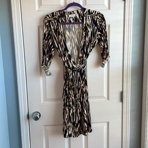 Calvin Klein Size 8 Brown and White Half Sleeve Wrap Dress